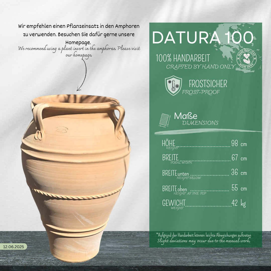 Neben einer großen, handgefertigten Tonamphore – der XXL-Terrakotta-Amphore „Datura“ (H = 100 cm) mit Henkeln – befindet sich eine grüne Produktinformationsschilder, auf der Höhe, Breite, Tiefe, Gewicht und Empfehlungen für die Bepflanzung aufgeführt sind. Der Text ist auf Deutsch mit englischer Übersetzung.
