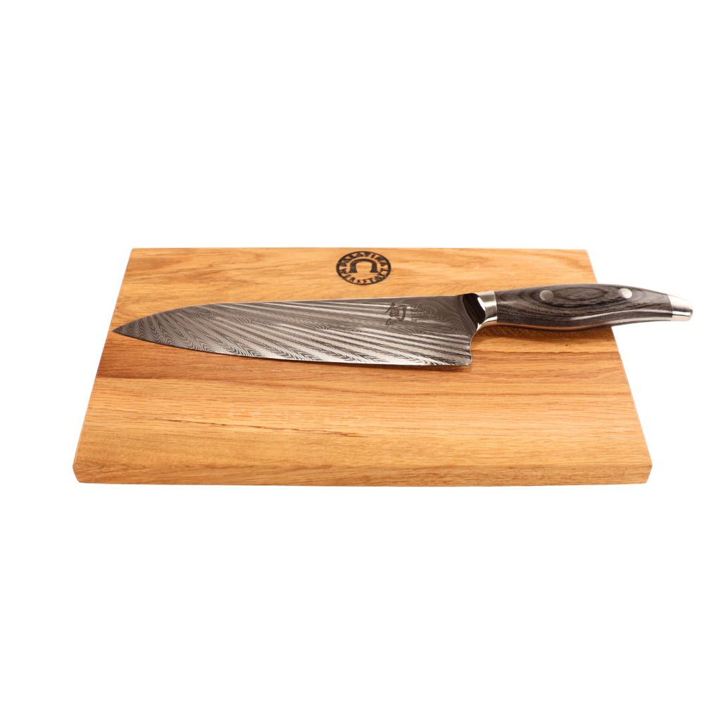 Das Kai Shun Nagare NDC-0706 Kochmesser (Damast, 20 cm Klinge) mit dunklem Griff ruht auf einem basaltgrauen Eichenholz-Schneidebrett (30×20 cm, Logo oben in der Mitte), alles vor einem weißen Hintergrund.