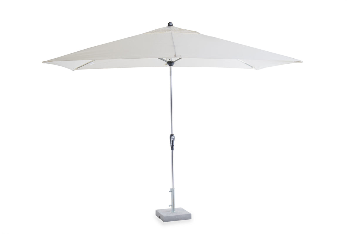 Ein großer weißer Sonnenschirm mit rechteckigem Dach und silberner Stange, der auf einem stabilen quadratischen Sockel steht. Dieser rechteckige verstellbare Sonnenschirm Lipari aus Aluminium ist geöffnet und vollständig ausgefahren und bietet einen breiten Schutz.