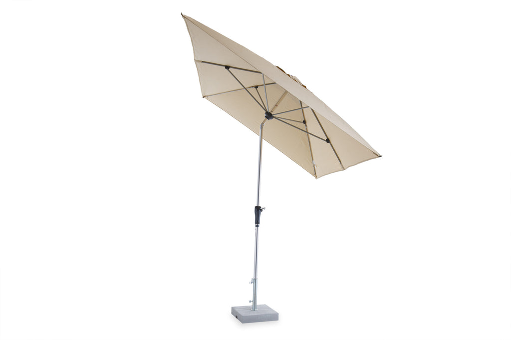 Der rechteckige Sonnenschirm Lipari verstellbar mit Aluminium, mit einem beigefarbenen, quadratischen Schirmdach, ist zur Seite geneigt. Er ist an einer silbernen Stange befestigt, die zur Stabilität in einer quadratischen Basis verankert ist. Der Neigungsmechanismus des Schirms ist an der Stange sichtbar. Dieses Modell steht vor einem schlichten weißen Hintergrund.