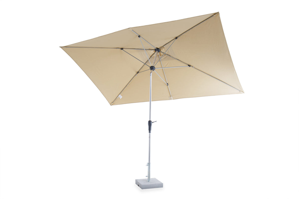 Der große beigefarbene Sonnenschirm für den Außenbereich, der rechteckige Sonnenschirm Lipari verstellbar mit Aluminium, verfügt über eine Aluminiumstange und einen Betonsockel. Der Schirm ist geöffnet, leicht zur Seite geneigt und verfügt über eine Kurbel zum einfachen Öffnen und Schließen. Dieser stilvolle verstellbare Schirm spendet reichlich Schatten und verleiht jeder Umgebung einen Hauch von Eleganz.