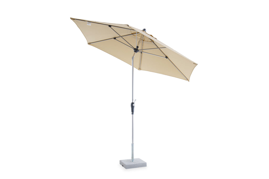 Ein runder Sonnenschirm Lipari mit beigem Dach und verstellbarem Aluminiummast mit Kurbelgriff ist offen und kippbar. Unterstützt von einem stabilen, quadratischen, grauen Sockel für Stabilität spendet er reichlich Schatten. Das Design ermöglicht einfache Anpassungen und verfügt über einen Aluminiummast für verbesserte Haltbarkeit, wodurch er sich perfekt für den Einsatz im Freien eignet.
