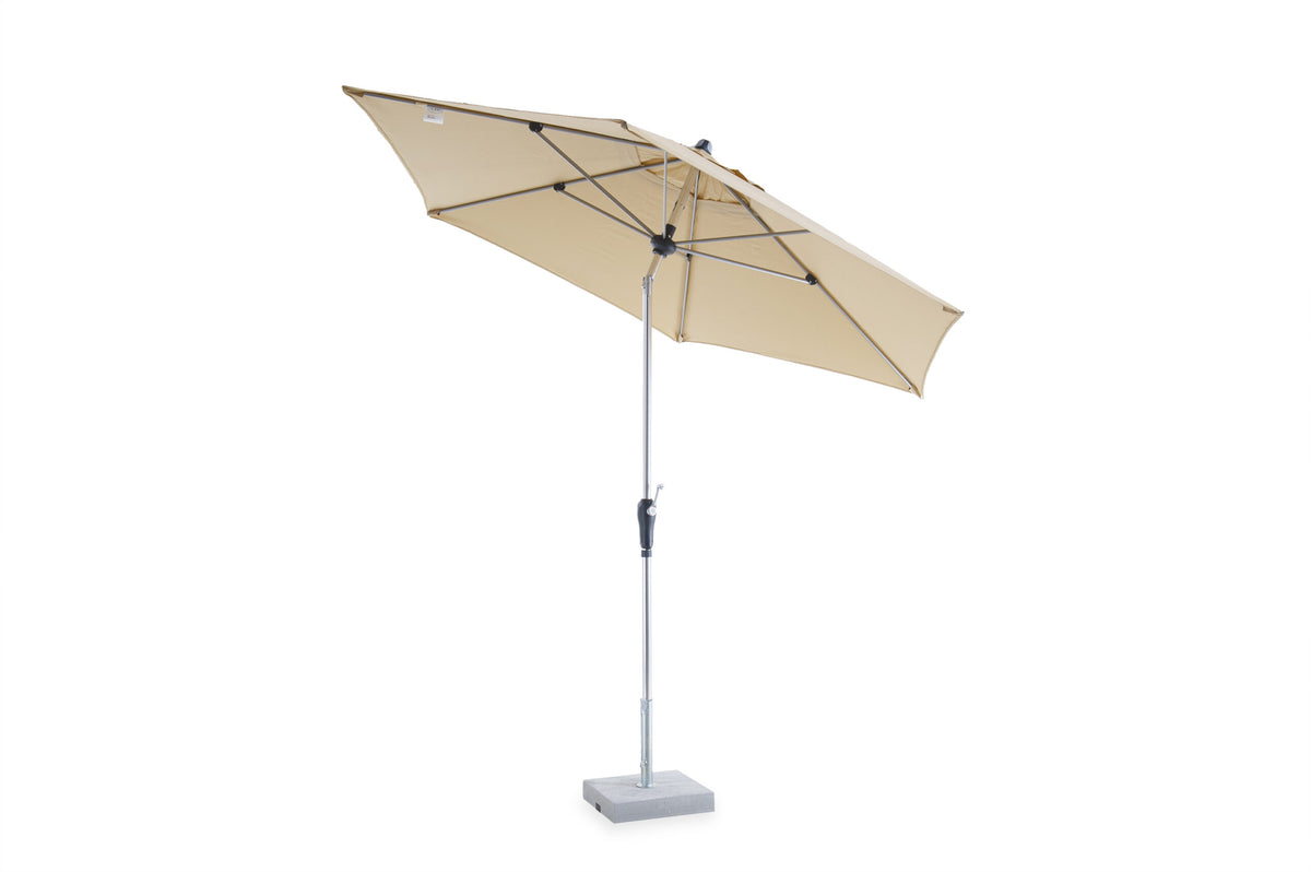 Ein runder Sonnenschirm Lipari mit beigem Dach und verstellbarem Aluminiummast mit Kurbelgriff ist offen und kippbar. Unterstützt von einem stabilen, quadratischen, grauen Sockel für Stabilität spendet er reichlich Schatten. Das Design ermöglicht einfache Anpassungen und verfügt über einen Aluminiummast für verbesserte Haltbarkeit, wodurch er sich perfekt für den Einsatz im Freien eignet.