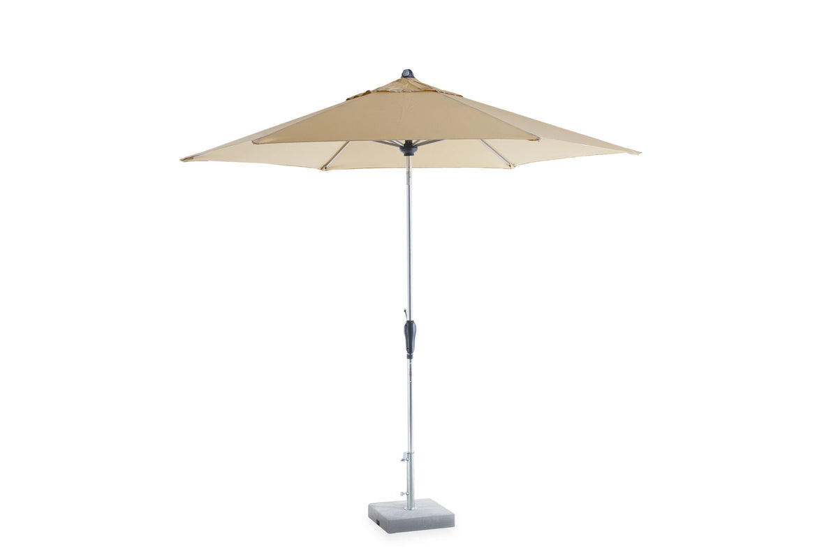 Ein runder Lipari-Sonnenschirm in Beige mit Aluminiummast und stabilem rechteckigen Fuß. Der Schirm ist geöffnet und zeigt sein breites, von Metallrippen getragenes Dach. Der Betonfuß sorgt für Stabilität. Dieses verstellbare Lipari-Design steht vor einem schlichten weißen Hintergrund.