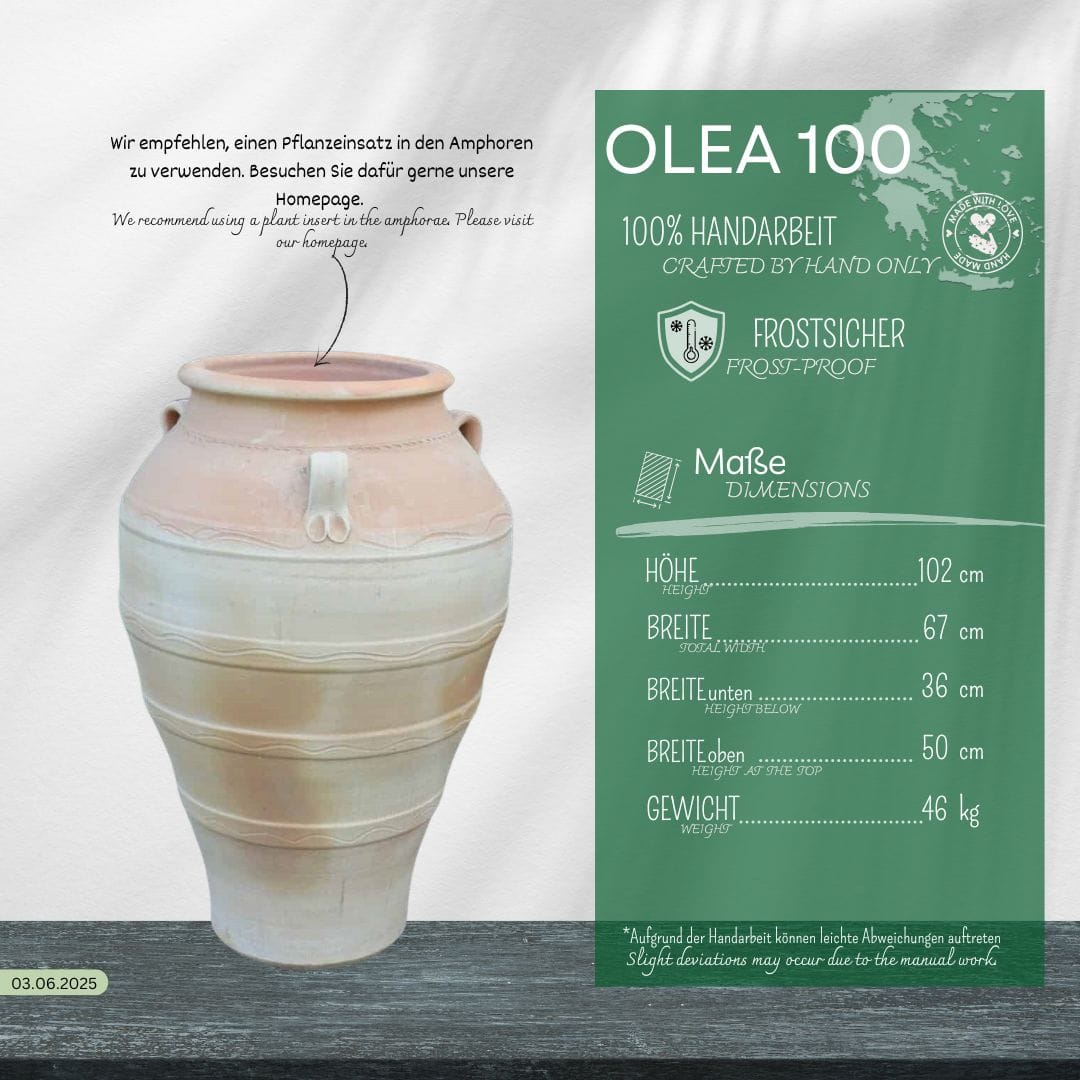 Die frostfeste Terracotta Amphore "Olea" (Höhe 90 cm) steht auf weißem Tuch vor hellem Hintergrund neben einem grünen Infopanel mit Maßen und Merkmalen auf Deutsch; oberhalb wird der Einsatz eines Pflanzeinsatzes empfohlen.
