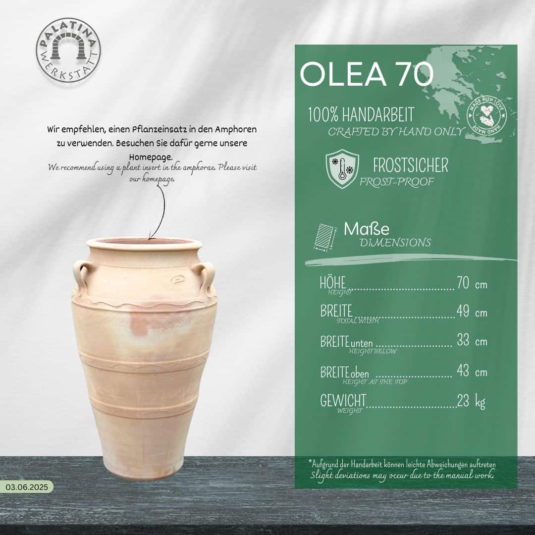 Eine hohe, beigefarbene Keramik-Gartenamphore "Olea" H=70 cm mit zwei kleinen Henkeln ist neben den deutschen Produktdetails abgebildet, die die Maße, die Frostbeständigkeit und das Gewicht dieses handgefertigten Pflanzgefäßes angeben.