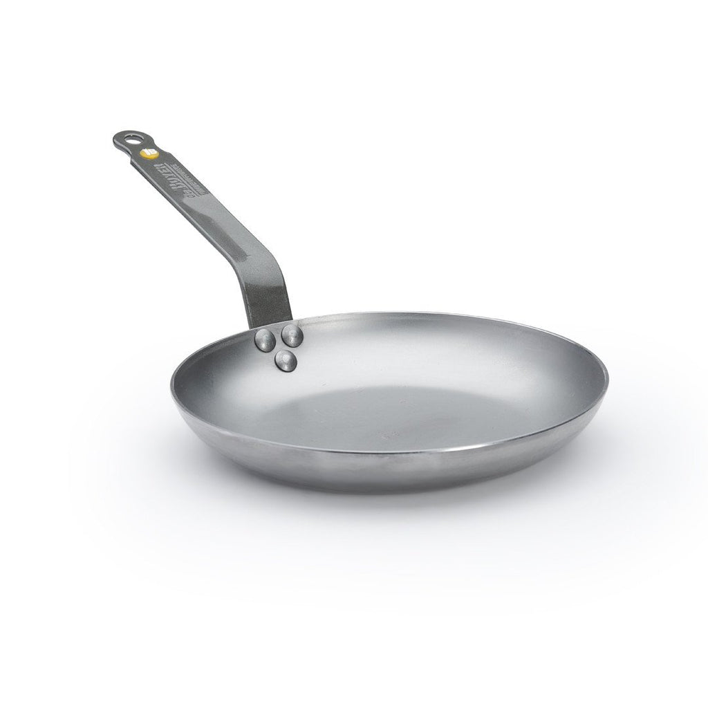Die De Buyer Omelette-Pfanne Mineral B, 24 cm Dm, ist in Silber gehalten, mit langem Stiel, leicht gewölbtem Rand und drei Nieten, die den Stiel an der Pfanne befestigen, auf weißem Hintergrund. Ideal für perfekte Omeletts.