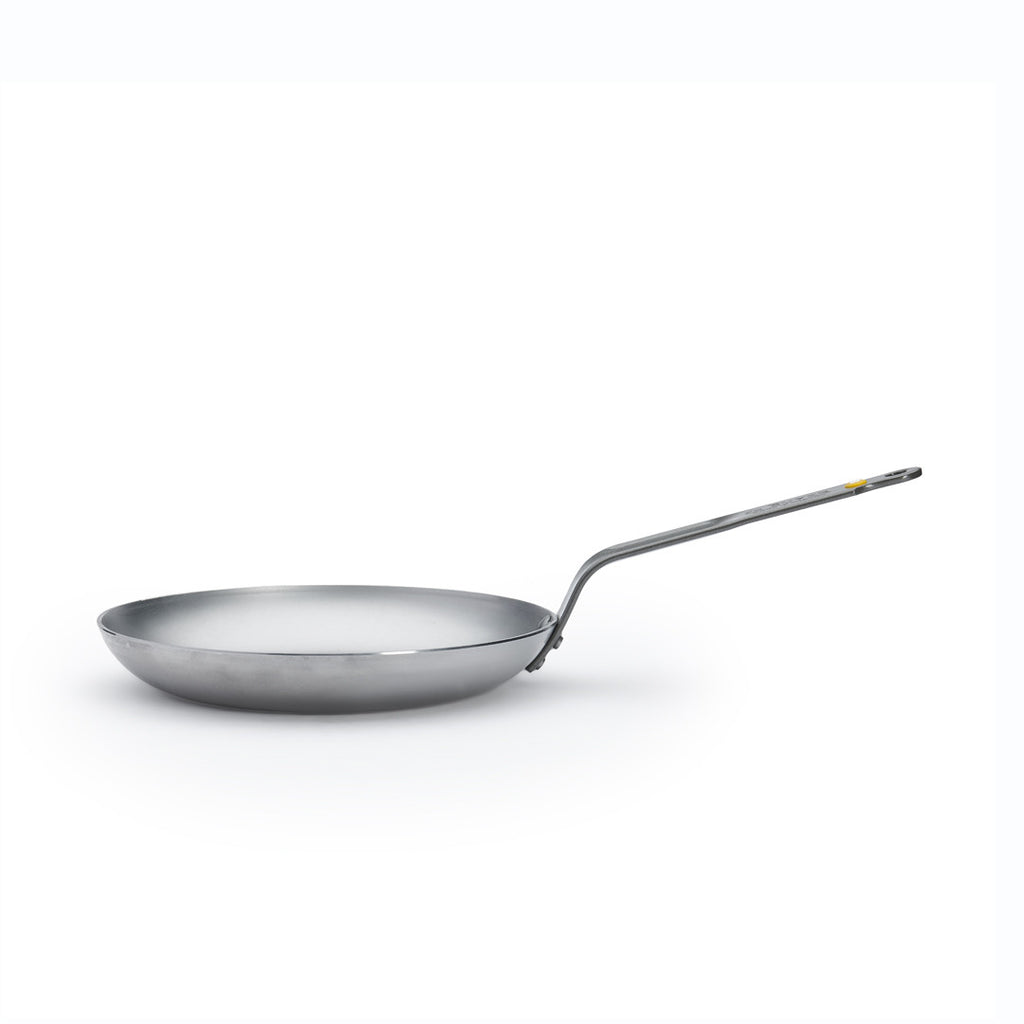 Die De Buyer Omelette-Pfanne Mineral B, 24 cm Dm, aus Edelstahl hat einen langen, abgewinkelten Griff und ist auf einem schlichten weißen Hintergrund abgebildet.