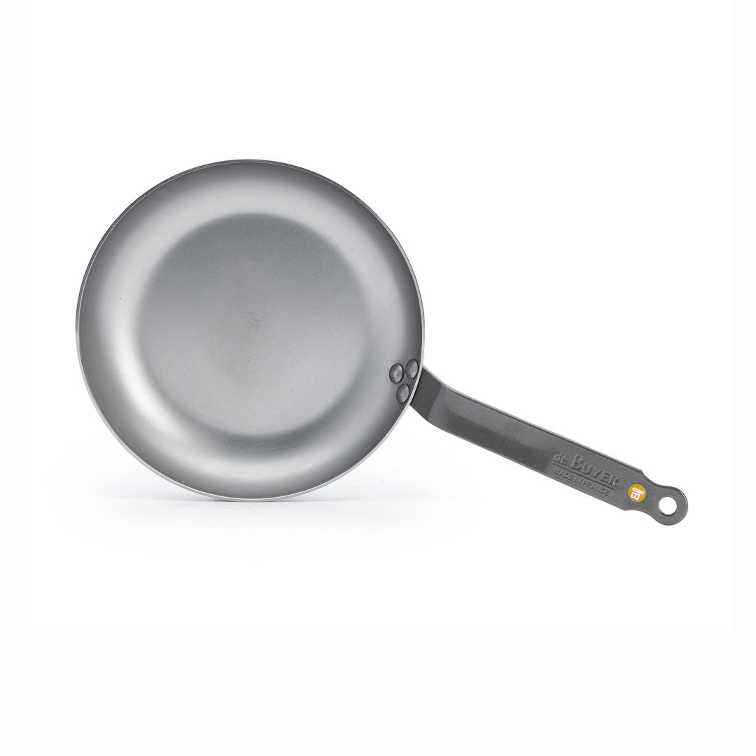 Eine graue De Buyer Omelette-Pfanne Mineral B, 24 cm Dm, mit langem schwarzen Stiel ist von oben auf weißem Grund abgebildet.