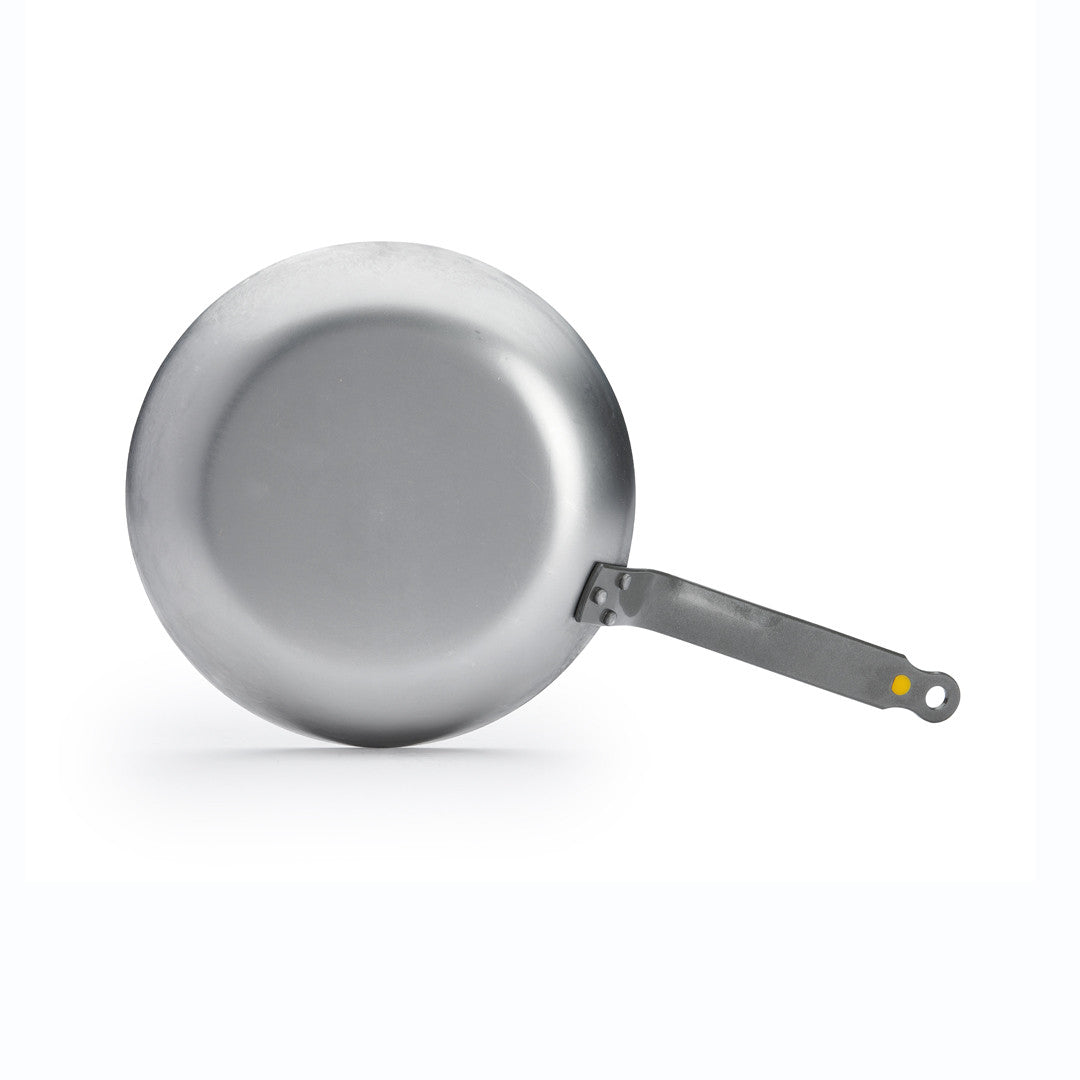 Die De Buyer Omelette-Pfanne Mineral B, 24 cm Dm, mit langem Stiel ist von oben vor einem weißen Hintergrund abgebildet. Die Metallpfanne erscheint sauber und unbenutzt, ideal für die Zubereitung perfekter Omeletts.