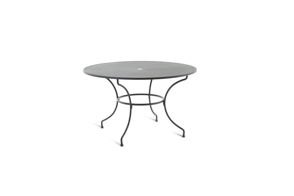 Der Tisch Toscana rund 125 cm ist ein runder, schwarzer Metalltisch mit glatter Tischplatte. Er hat vier geschwungene, schlanke Beine, die durch einen runden Stützring in der Nähe der Basis verbunden sind. Dieses minimalistische Design erinnert an die Eleganz der Toskana und verleiht ihm ein modernes und schlichtes Aussehen.