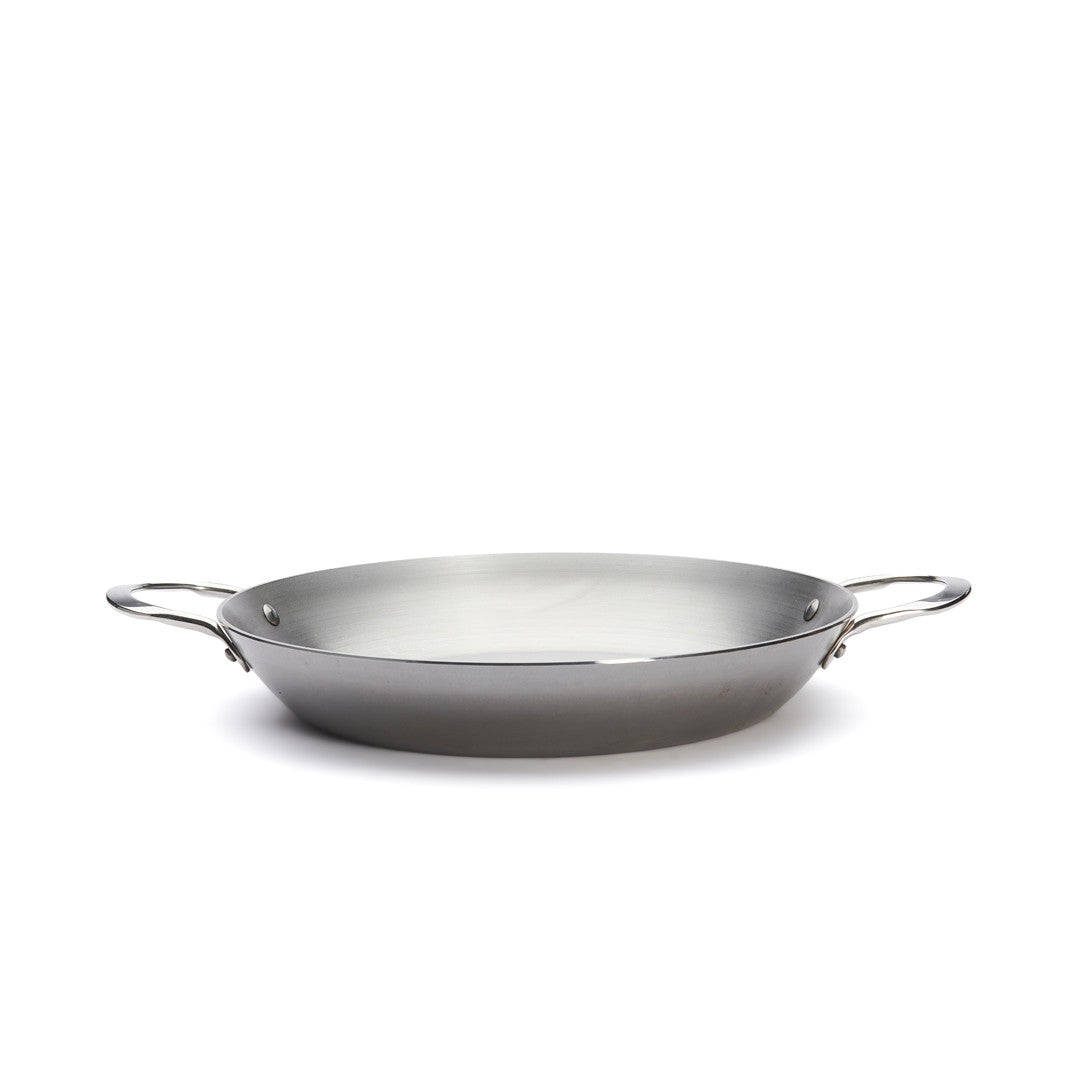 Die De Buyer Paella-Pfanne Mineral B, 32 cm Dm, aus Stahl mit zwei Griffen ist seitlich auf weißem Hintergrund abgebildet.