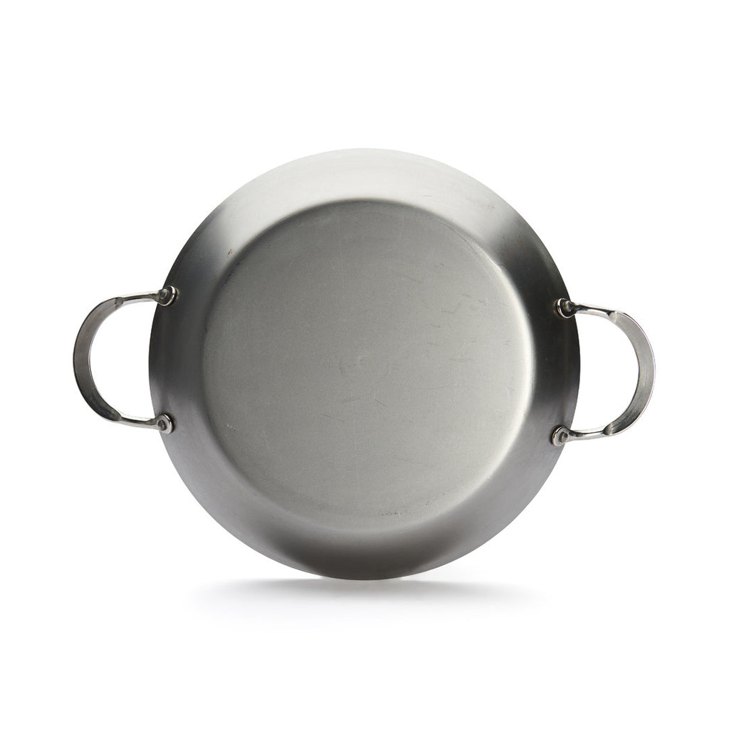 Eine runde De Buyer Paella-Pfanne Mineral B, 32 cm Dm, mit zwei seitlichen Griffen, von oben gesehen auf weißem Grund. Die glatte Stahloberfläche ist unlackiert.