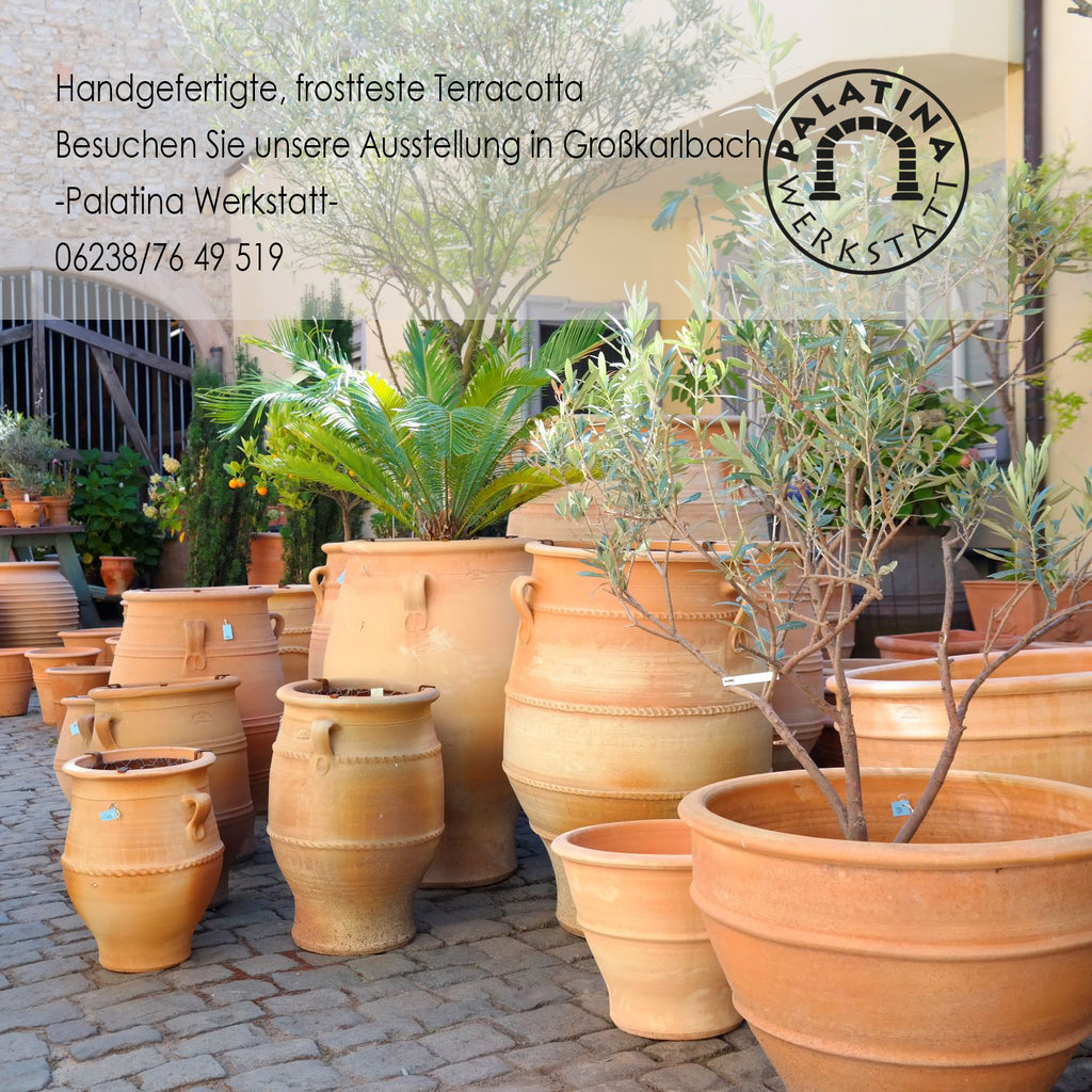 Handgefertigte Natursteinbecken aus Sandstein (78 x 53 x 29 cm), stilvoll im Freien auf Kopfsteinpflaster arrangiert und von Pflanzen umgeben. Ein einladender deutscher Text lädt Besucher zur Ausstellung der Palatina-Werkstatt in Großkarlbach ein. Die frostbeständigen und dekorativen Becken verleihen der Szene einen besonderen Charme, während das runde Werkstatt-Logo dezent in der Ecke zu sehen ist.