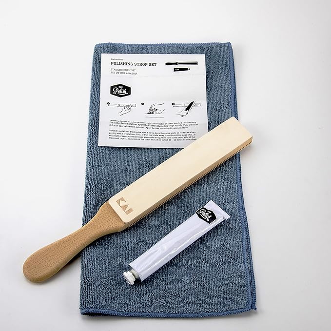 Das Kai Shun Polierriemen-Set, Abziehriemen + Polierpaste + Pflegetuch, umfasst eine Anleitung, einen Abziehriemen mit Holzgriff, eine Tube Polierpaste und ein blaues Mikrofasertuch, alles ordentlich angeordnet auf einer weißen Oberfläche.