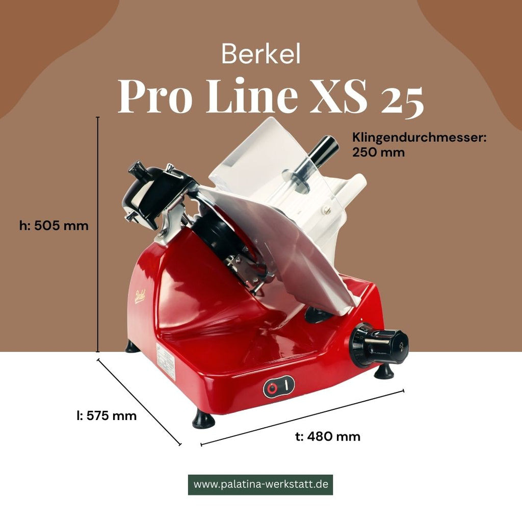 Die Berkel Aufschnittmaschine Pro Line XS 25 Rot, Profi-Allesschneider mit 250 mm Klinge, wird mit Fassholzbrett gezeigt (Maße: H 505 mm, L 575 mm, T 480 mm). Mehr Infos: www.palatina-werkstatt.de.