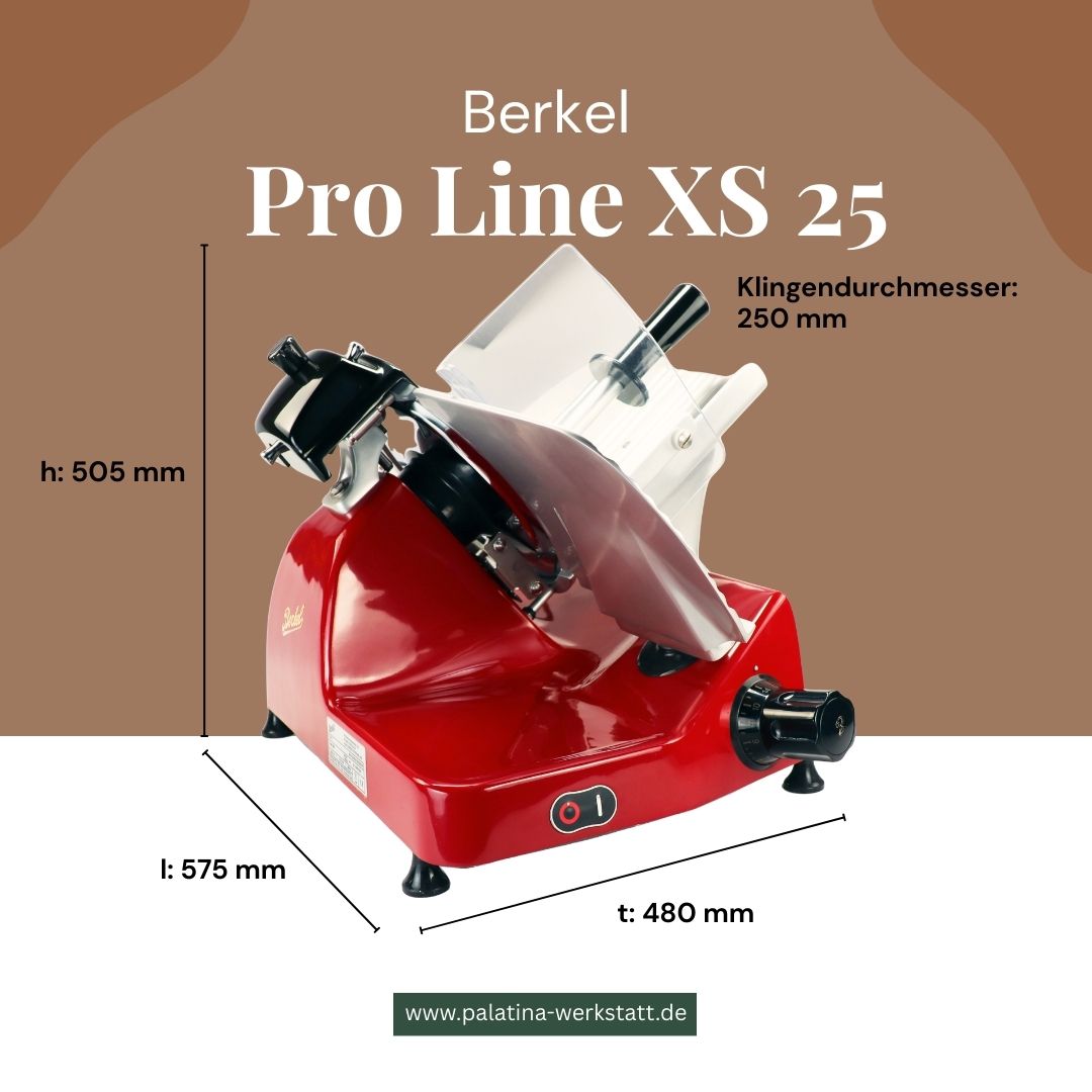 Die Berkel Aufschnittmaschine Pro Line XS 25 Rot, Profi-Allesschneider mit 250 mm Klinge, wird mit Fassholzbrett gezeigt (Maße: H 505 mm, L 575 mm, T 480 mm). Mehr Infos: www.palatina-werkstatt.de.