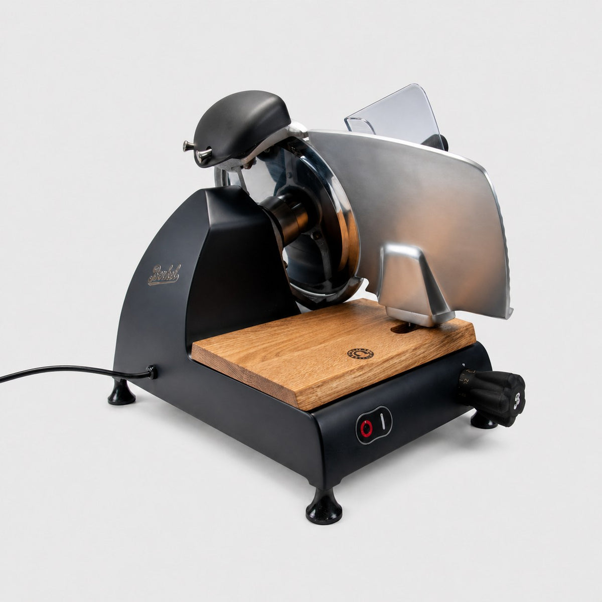 Die Berkel RedLine 250 MATT schwarz mit Fassholzbrett ist eine elektrische Aufschnittmaschine mit kreisförmiger Klinge, Netzschalter, verstellbarem Drehknopf und Holzschneidebrett auf weißem Hintergrund.