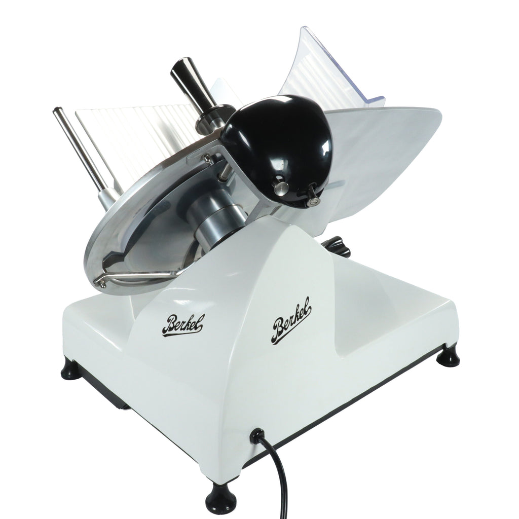 Wir präsentieren die Original Profi-Aufschnittmaschine Berkel Red Line Weiß, 300 mm – eine elegante und moderne Aufschnittmaschine mit weißer Oberfläche. Sie verfügt über eine Klinge aus rostfreiem Stahl und schwarze Griffe sowie rutschfeste Füße für mehr Stabilität. Das Berkel-Logo ist deutlich sichtbar an der Seite angebracht und sorgt dafür, dass diese Aufschnittmaschine im Deli-Stil Form und Funktion perfekt vereint. Für noch mehr Vielseitigkeit ist auch das Weinfass-Einlegebrett enthalten.