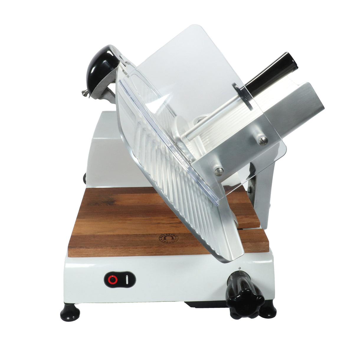 Eine Seitenansicht des Berkel Red Line Weiß, einer 300 mm großen, originalen professionellen Aufschnittmaschine mit Edelstahlklinge und transparentem Schutz, auf einer hölzernen Weinfass-Einlegebrett-Plattform. Diese Profi-Aufschnittmaschine verfügt über schwarze Bedienknöpfe, einen roten Ein-/Ausschalter und steht auf einem weißen Sockel mit kleinen schwarzen Füßen.