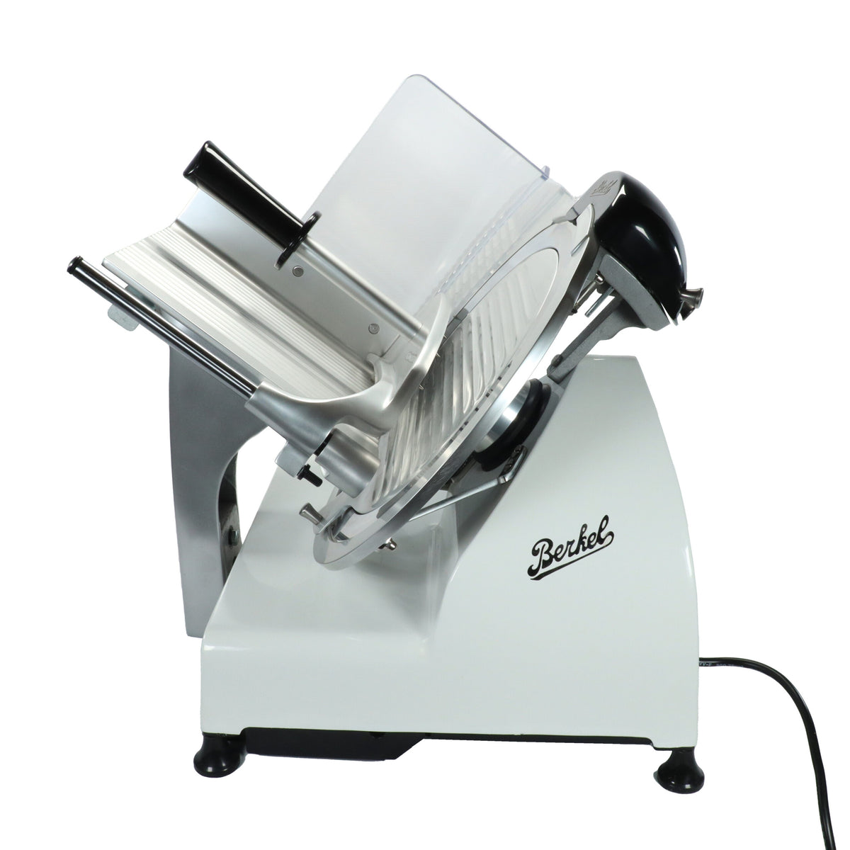 Die Berkel Red Line Weiß, 300 mm Original Profi-Aufschnittmaschine + Weinfass Einlegebrett ist eine elegante, weiße Aufschnittmaschine mit runder Klinge und transparentem Schutzgitter. Die elektrische Aufschnittmaschine wird mit einem angebrachten Lebensmittelschlitten zum Schneiden von Fleisch geliefert und steht elegant auf einem schlichten weißen Hintergrund.