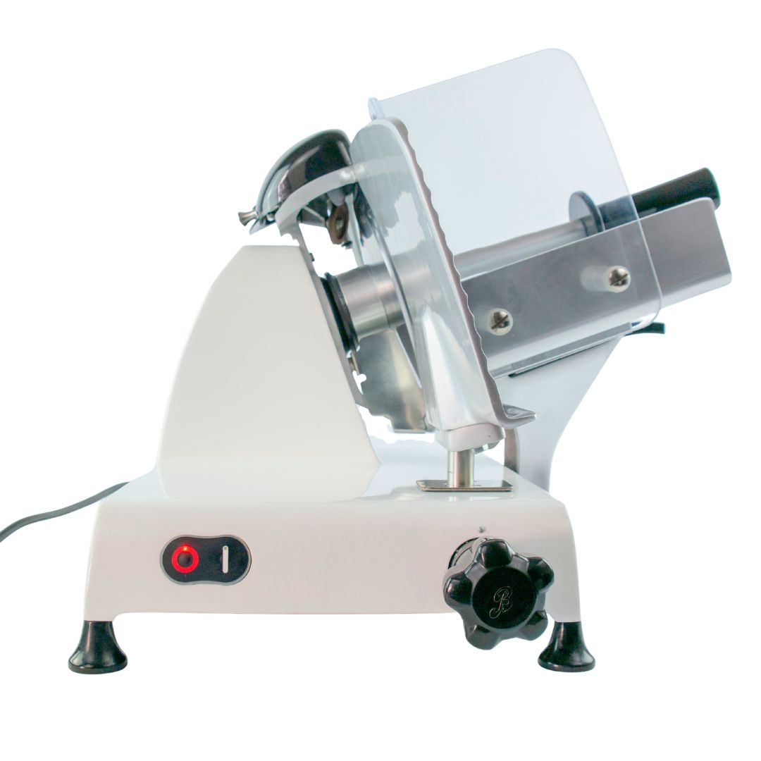 Seitenansicht der Berkel Red Line 250 Weiss Profi-Aufschnittmaschine (25 cm Klinge) mit Rundmesser, transparentem Schutzgitter, Netzschalter, Einstellknopf und Fassholz-Schneidebrett vor weißem Hintergrund.