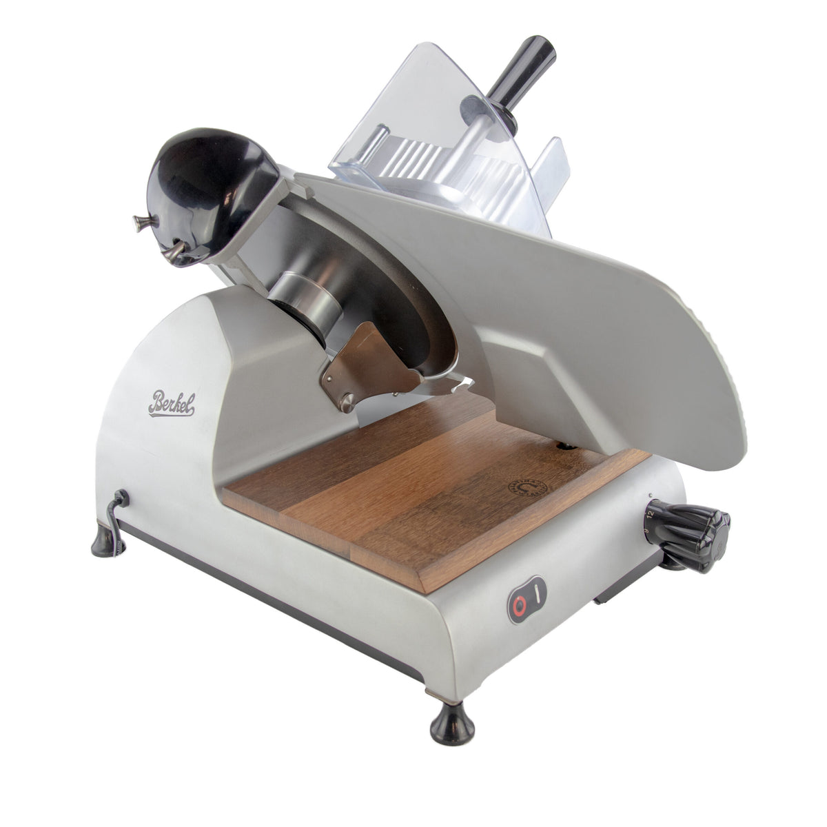 Wir präsentieren die Berkel Red Line Weis, eine elegante und moderne Original Profi-Aufschnittmaschine. Sie verfügt über ein poliertes Metallgehäuse, das durch ein hölzernes Weinfass-Einlegebrett ergänzt wird. Dieses Modell verfügt über ein großes rotierendes 300-mm-Messer, einen Handschutz zur Sicherheit, einen einstellbaren Knopf für die Schnittstärke und einen Ein-/Ausschalter für eine einfache Bedienung.