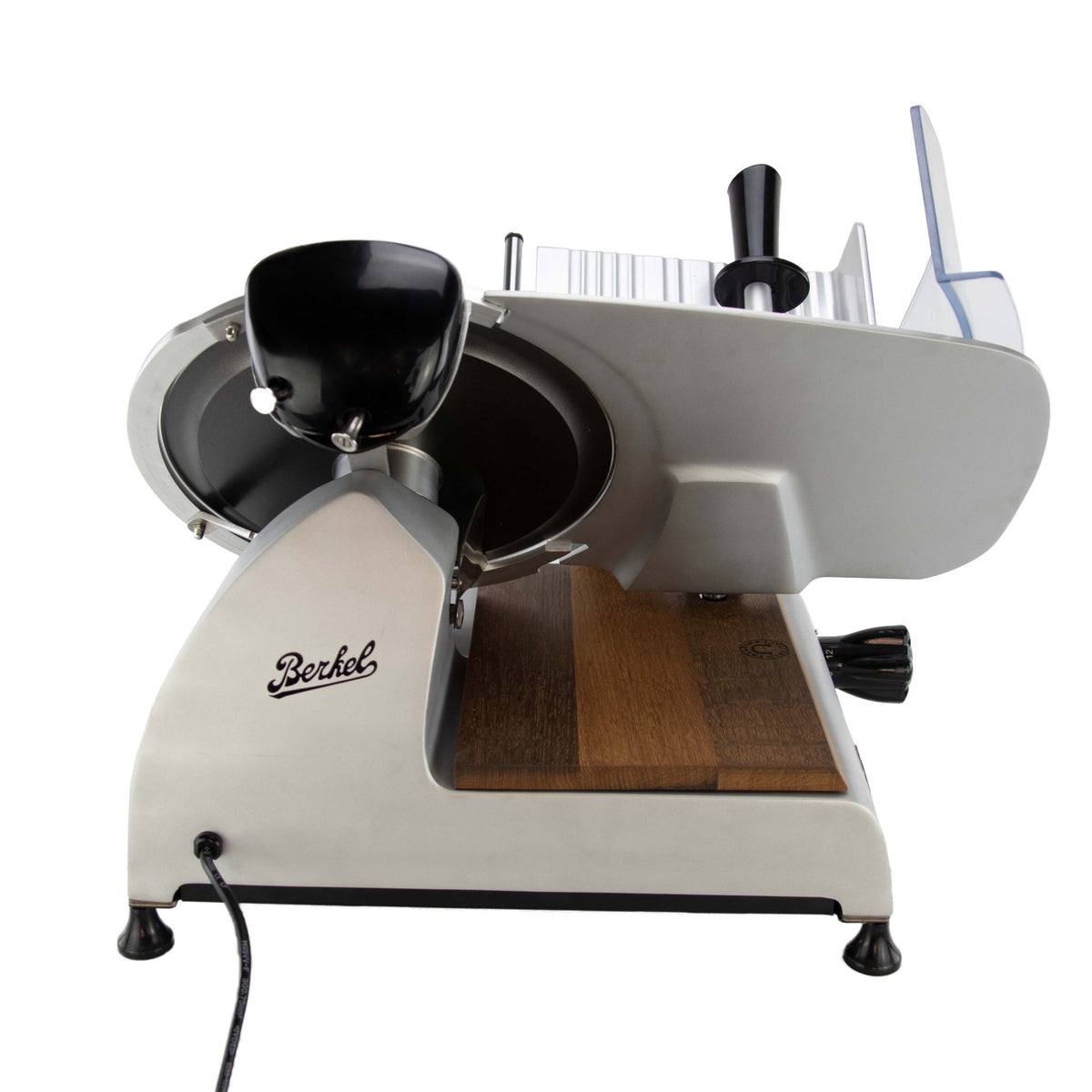 Die Berkel Red Line Weiß, 300 mm Original Profi-Aufschnittmaschine + Weinfass Einlegebrett ist vor einem weißen Hintergrund abgebildet. Die Profi-Aufschnittmaschine verfügt über ein Rundmesser, einen schwarzen Griff und eine hölzerne Schneidefläche. Auf der Rückseite der Maschine ist ein Netzkabel zu sehen.