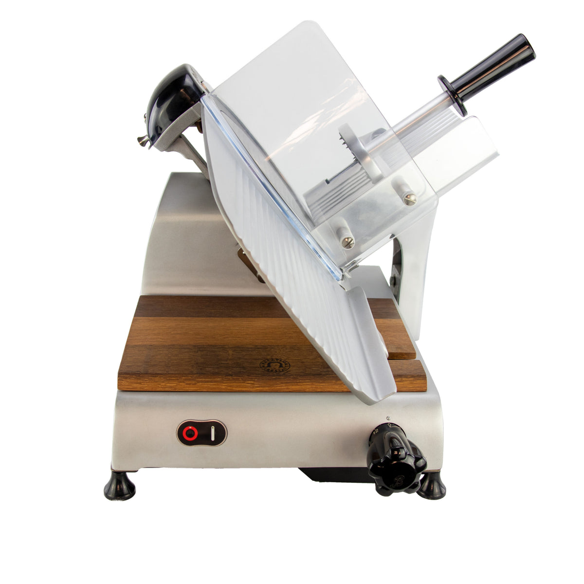 Die Original Profi-Aufschnittmaschine Berkel Red Line Weiß, 300 mm + Weinfass-Einlegebrett hat eine glänzende Metalloberfläche und einen einstellbaren Dickenknopf. Dieser gewerbliche Fleischschneider verfügt über einen durchsichtigen Kunststoff-Sicherheitsschutz über der Schneideklinge und ist auf einem Holzsockel mit einem leicht zugänglichen Netzschalter an der Seite montiert, was ihn perfekt für Küchen oder Feinkostläden macht.