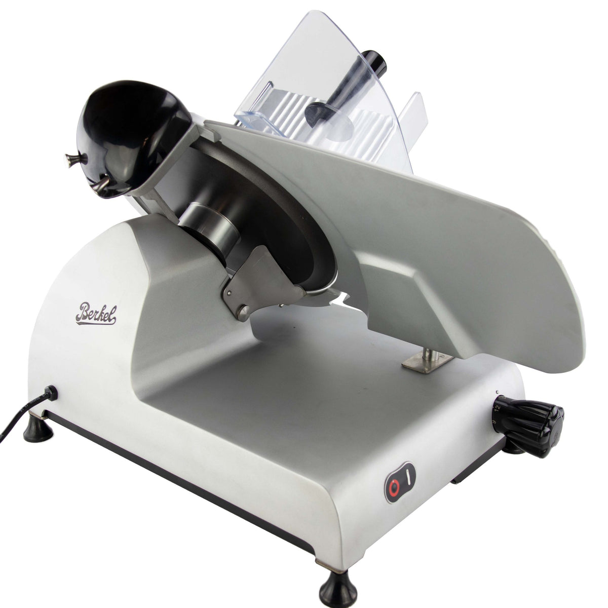 Eine Berkel Red Line 300 Grau Gastro Aufschnittmaschine, Messerdurchmesser 300 mm, mit einem Fassholzbrett, steht ungesteckt auf einer ebenen Fläche. Die bekannte Aufschnittmaschine ist deutlich mit "Berkel" beschriftet.