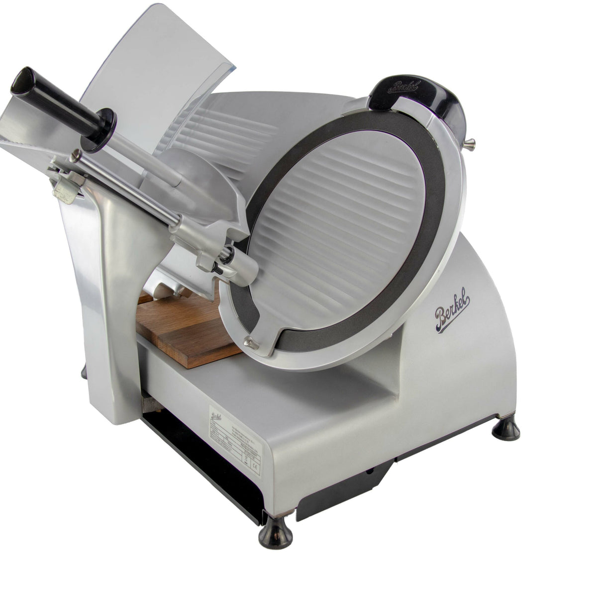 Wir präsentieren die Berkel Red Line Weiß, eine 300 mm Original Profi-Aufschnittmaschine. Dieser silberne Allesschneider hat einen eleganten schwarzen Griff und ein präzises, scharfes Rundmesser. Für zusätzliche Sicherheit ist er mit einem durchsichtigen Schutz ausgestattet und verfügt über ein Weinfass-Einlegebrett zum Auffangen der geschnittenen Stücke unter dem Messer. Dieses robuste Gerät wurde mit Blick auf Langlebigkeit entworfen und trägt stolz das Markenlogo auf seinem Gehäuse.