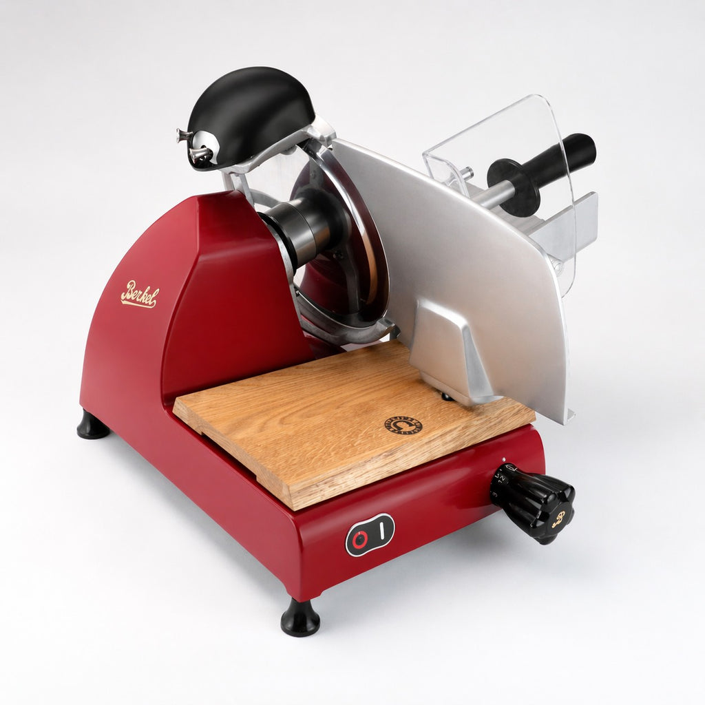 Ein Palatina-Werkstatt Einlegebrett aus Holz wird mit einem roten Berkel Red Line 250/300 Elektro-Fleischschneider mit silberner Klinge, durchsichtigem Schutzgitter, schwarzem Griff und Bedienschalter vor einem schlichten weißen Hintergrund gezeigt.