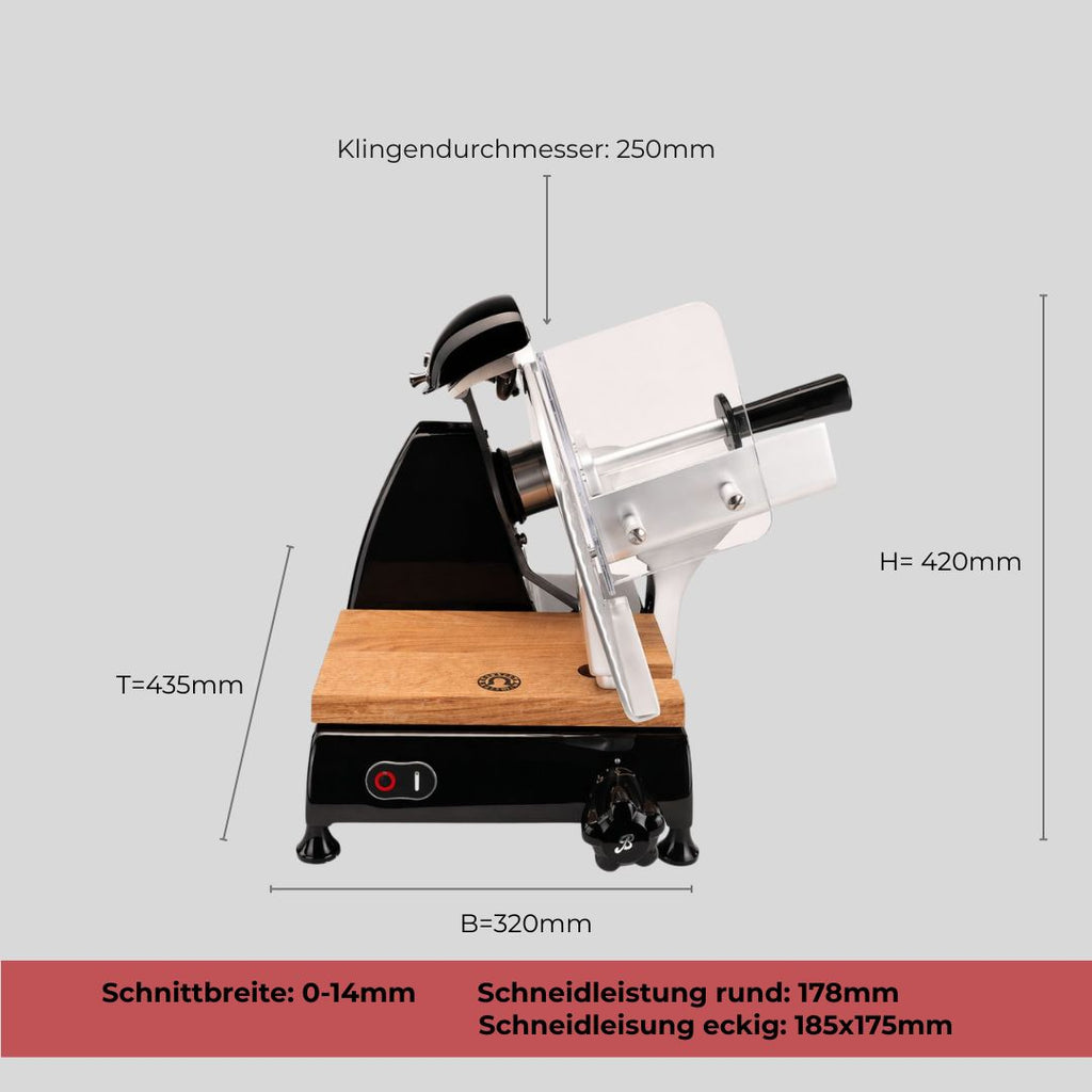 Seitenansicht der Berkel Red Line 250 Schwarz Profi-Aufschnittmaschine mit Etiketten: Schneideblatt 25cm, Höhe 420mm, Länge 435mm, Breite 320mm. Rote Leiste unten zeigt Schnittbreite 0-14mm und Angaben zur Schnittkapazität.