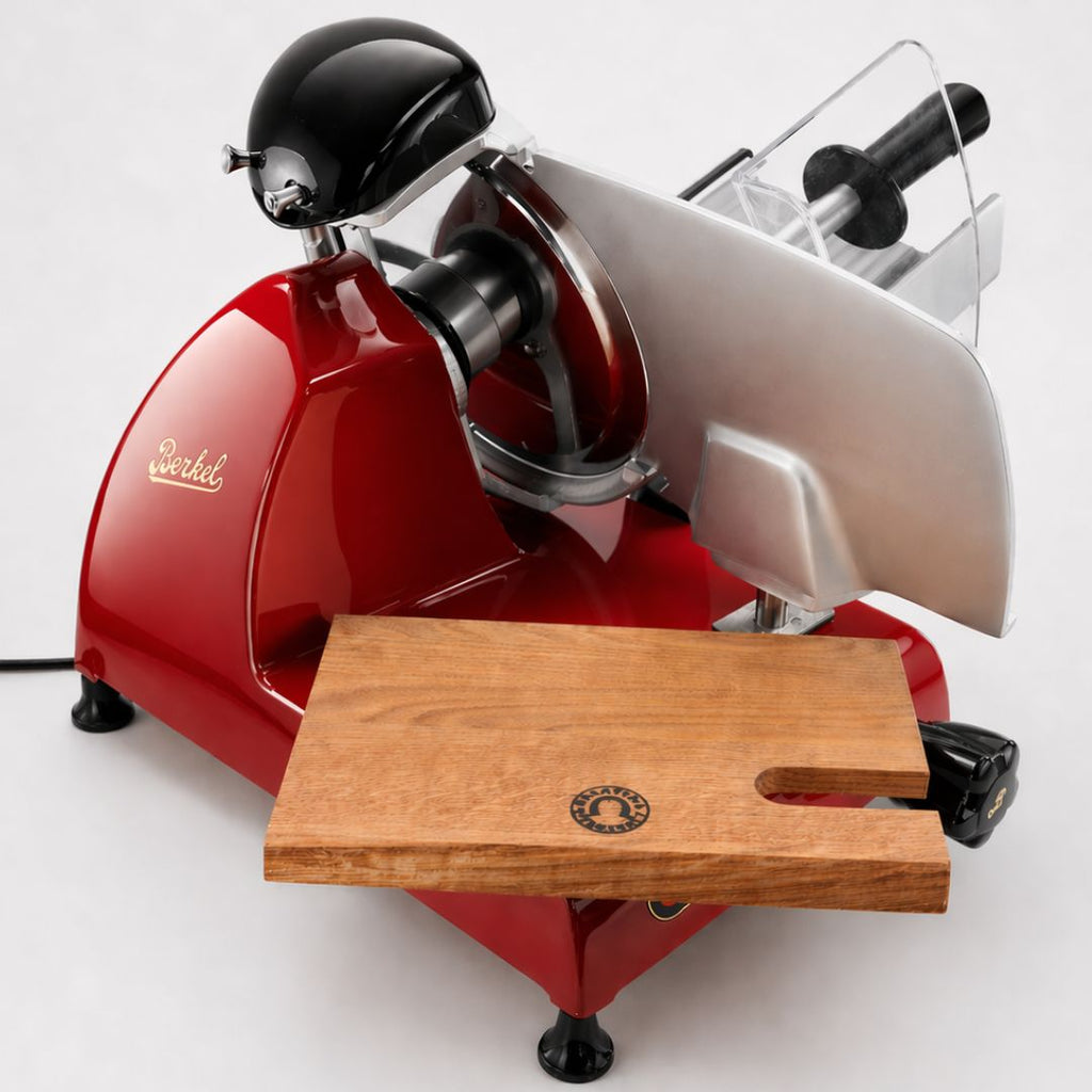 Eine Berkel Red Line 250 Rot Aufschnittmaschine - kompakt, kraftvoll & präzise mit 14 Schnittstufen, integriertem Schleifer und Palatina Einlegebrett - steht vor weißem Hintergrund.