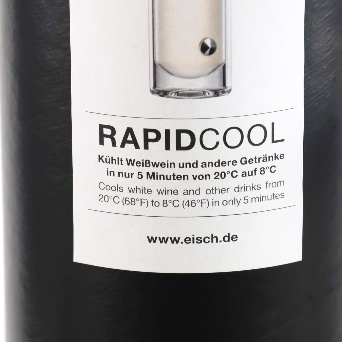 Eine Nahaufnahme des Rapid Cool-Etiketts von Eisch Flaschenkühler Kühldekanter mit der prominenten Aufschrift „RAPIDCOOL“. Darunter steht: „Kühlt Weißwein und andere Getränke in nur 5 Minuten von 20°C auf 8°C.“ In der englischen Übersetzung heißt es: „Kühlt Weißwein und andere Getränke von 20 °C (68 °F) auf 8 °C (46 °F).