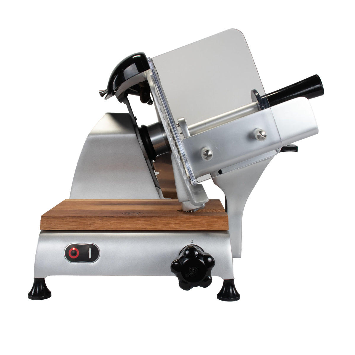 Seitenansicht der Berkel Red Line 250 Grau Teflon, Original Profi-Aufschnittmaschine mit einem Messerdurchmesser von 25 cm, auf einem Einlegebrett aus Fassholz. Der Allesschneider verfügt über einen schwarzen Einstellknopf, einen schwarzen Netzschalter mit roter Anzeige und einen Sicherheitsschutz über der Klinge. Das schlanke, moderne Design hebt sich vom weißen Hintergrund ab.