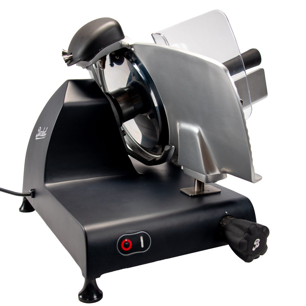Der Berkel RedLine 250 MATT schwarz mit Fassholzbrett ist ein moderner elektrischer Fleischschneider mit großem Messer, seitlichem Netzschalter und Schutzgitter. Sein elegantes schwarz-silbernes Design sorgt für präzises Schneiden verschiedener Lebensmittel.