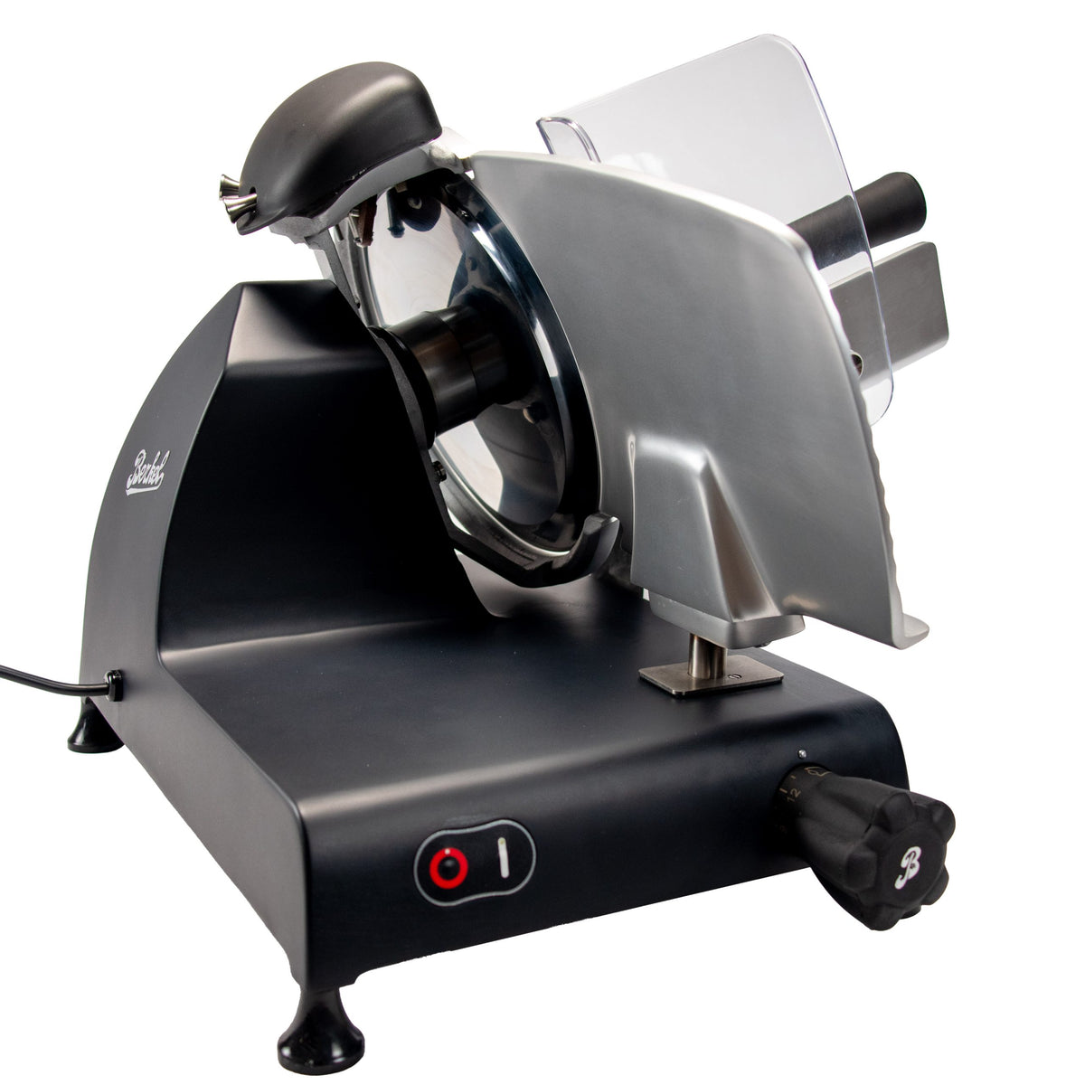 Der Berkel RedLine 250 MATT schwarz mit Fassholzbrett ist ein moderner elektrischer Fleischschneider mit großem Messer, seitlichem Netzschalter und Schutzgitter. Sein elegantes schwarz-silbernes Design sorgt für präzises Schneiden verschiedener Lebensmittel.