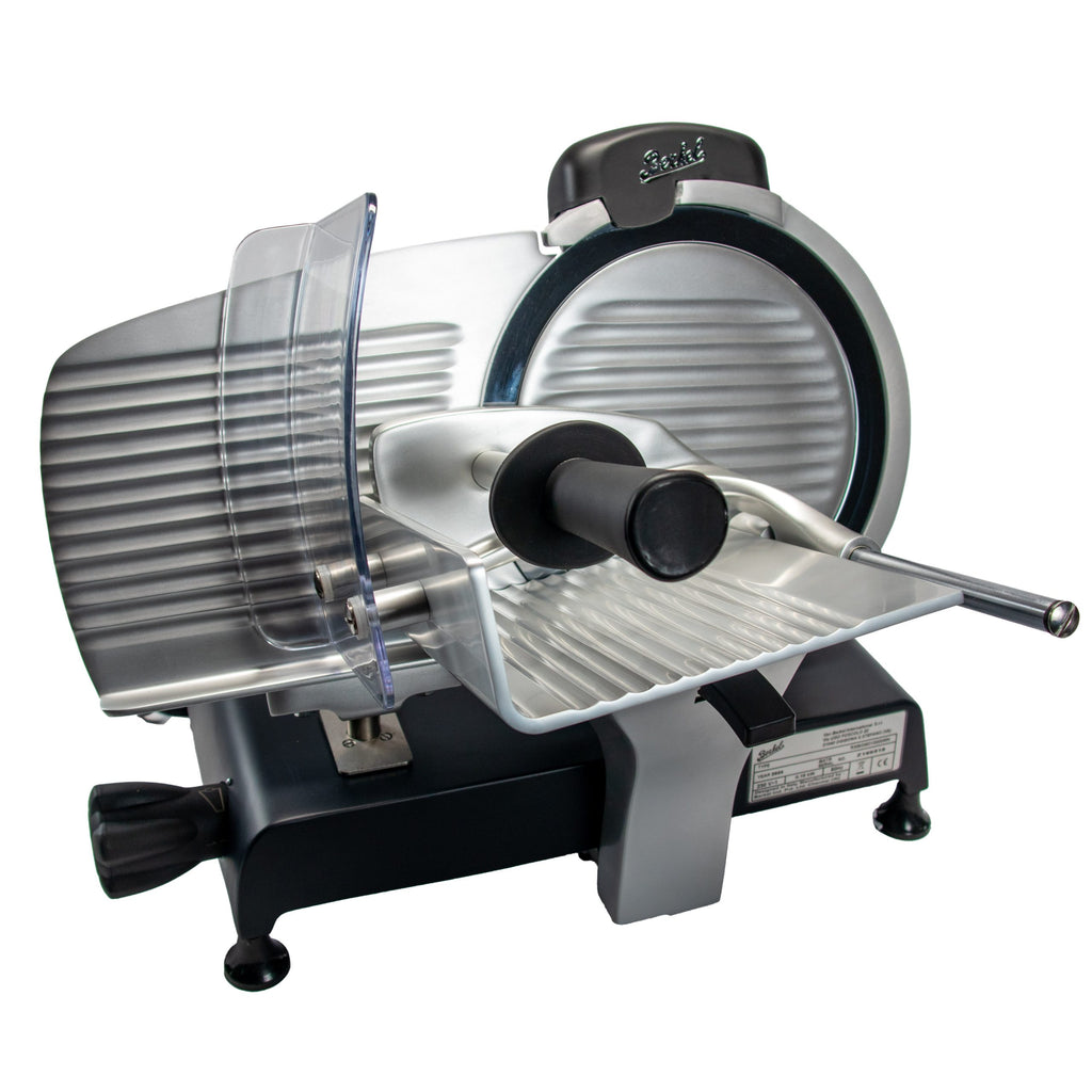 Das Berkel RedLine 250, MATT schwarz mit Fassholzbrett, besticht durch ein elegantes schwarz-silbernes Design mit einem großen runden Messer, einem Führungsgriff und einem transparenten Schutzgitter. Perfekt für effizientes Schneiden in Küchen oder Feinkostläden.