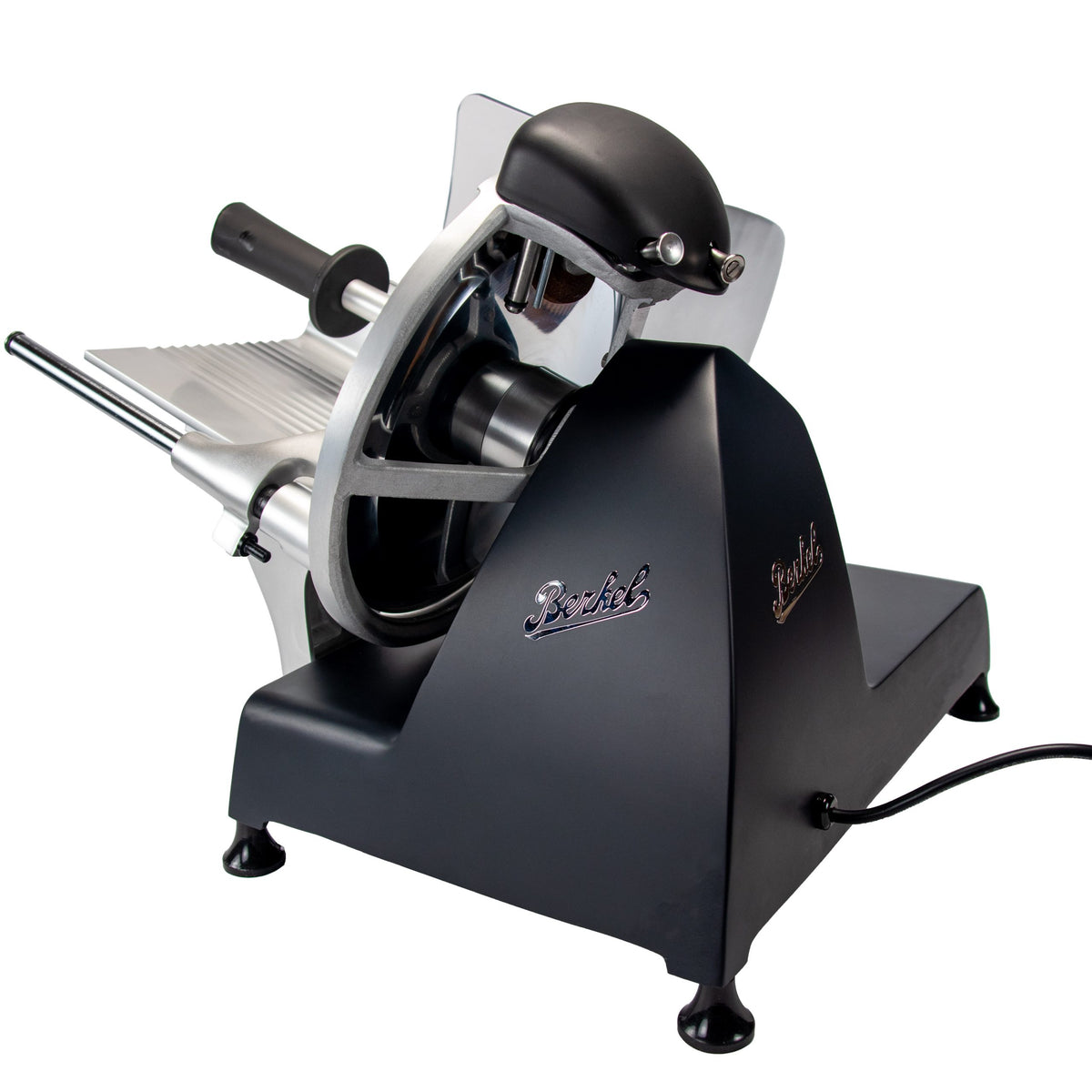 Der Fleischschneider Berkel RedLine 250 MATT schwarz mit Fassholzbrett verfügt über ein elegantes Schwarz-Chrom-Finish mit einem stabilen Griff, einer markanten Klinge und dem Markennamen an der Seite.