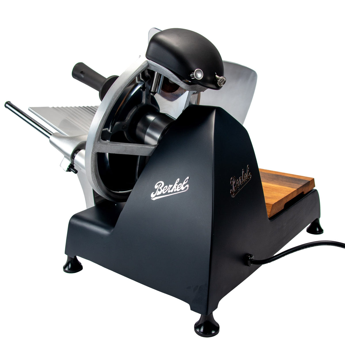 Der Berkel RedLine 250 MATT schwarz mit Fassholzbrett ist ein stilvoller manueller Fleischschneider mit Holzsockel, großem rundem Messer und benutzerfreundlichem Griff. „Berkel“ ziert elegant seine Seite und wertet dieses schlichte schwarz-silberne Küchenutensil auf.