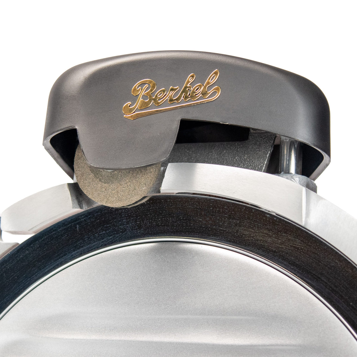 Nahaufnahme des Klingenschärfers einer Fleischschneidemaschine vom Typ Berkel RedLine 250 MATT rot. Das elegante Metalldesign wird zur Schau gestellt und das Berkel-Logo ist deutlich in goldener Schrift zu sehen.
