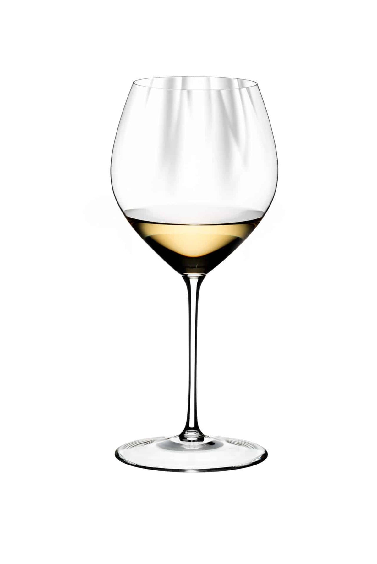 Ein transparentes Weißweinglas Riedel Performance Chardonnay mit Poliertuch, teilweise gefüllt mit frischem Chardonnay. Das Glas hat einen langen Stiel und eine breite Schale, vor einem schlichten weißen Hintergrund.