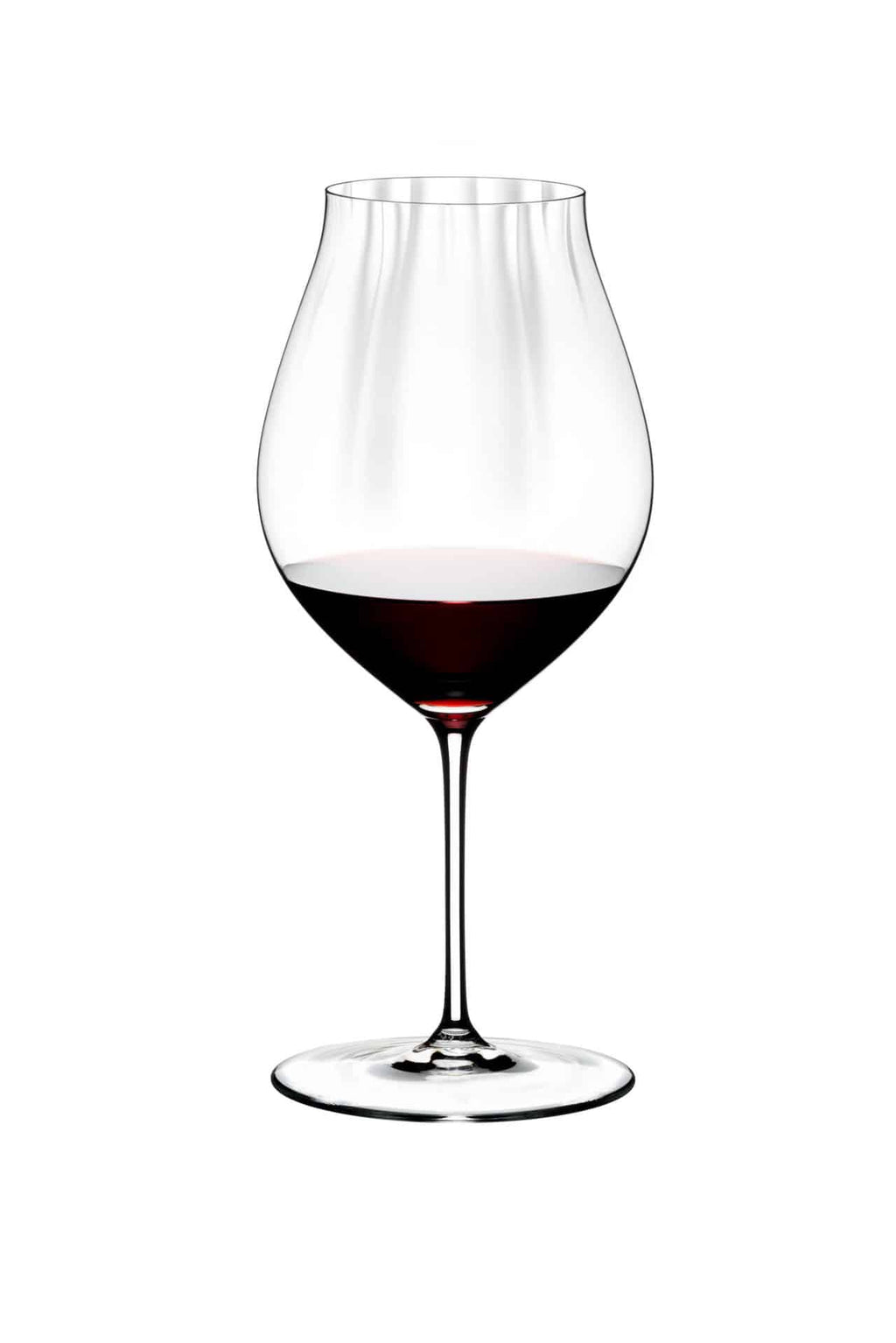 Ein Rotweinglas Riedel Performance aus dem Pinot Noir 4er-Set mit Poliertuch, mit dünnem Stiel, ist zu einem Drittel mit Pinot Noir gefüllt und vor einem schlichten weißen Hintergrund platziert.