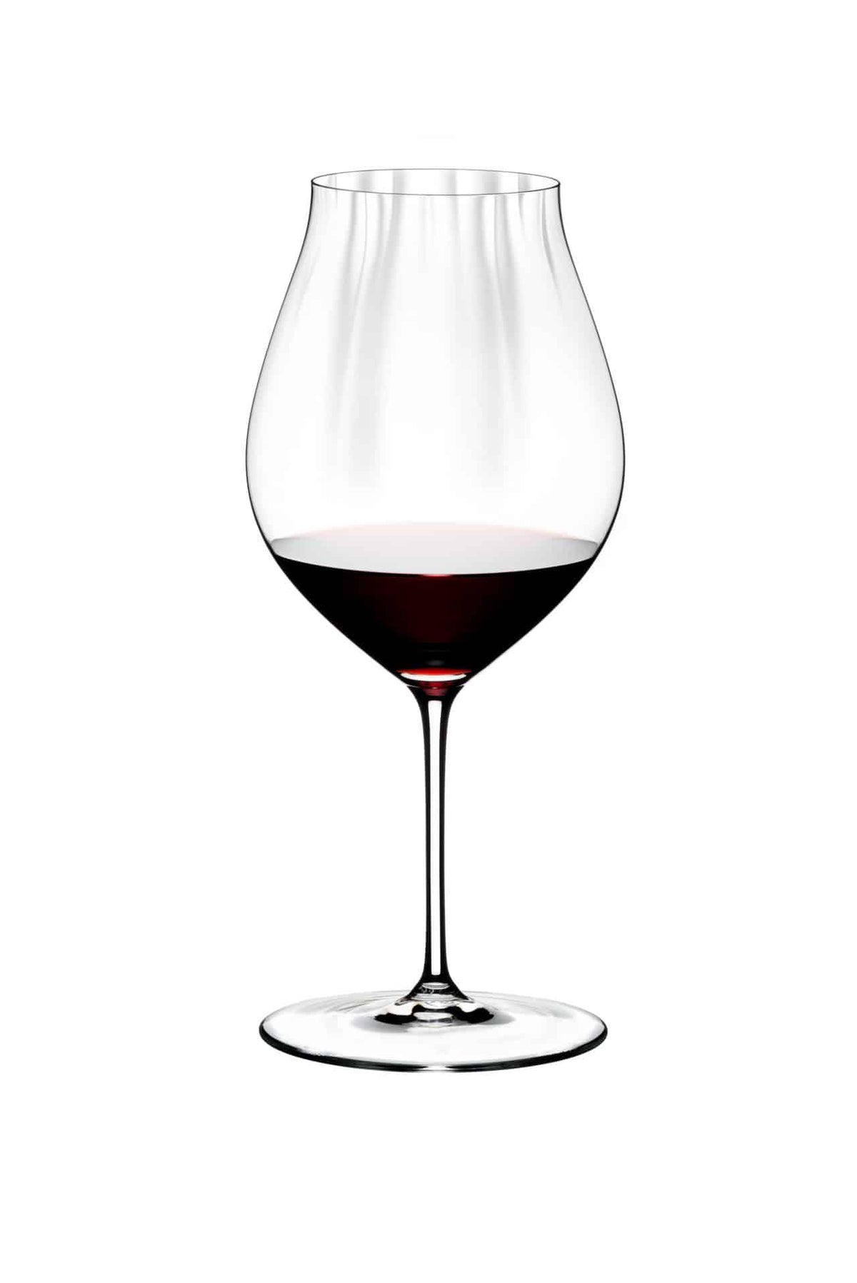 Ein Rotweinglas Riedel Performance aus dem Pinot Noir 4er-Set mit Poliertuch, mit dünnem Stiel, ist zu einem Drittel mit Pinot Noir gefüllt und vor einem schlichten weißen Hintergrund platziert.