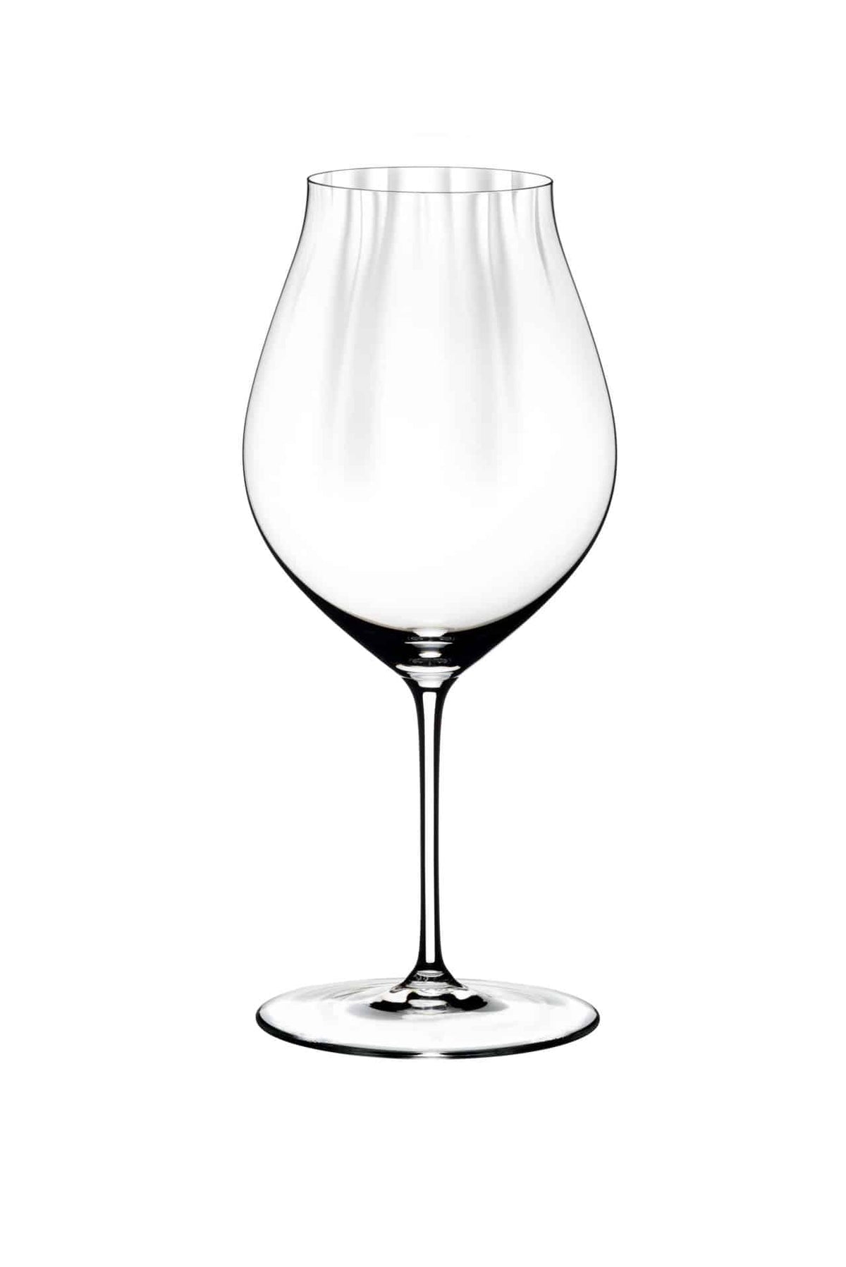 Ein klares, leeres Weinglas mit breiter Schale, das auf einem langen Stiel und rundem Boden ruht, vor einem schlichten weißen Hintergrund. Das elegante, geschwungene Design des Rotweinglases Riedel Performance Pinot Noir 4er Set mit Poliertuch unterstreicht seine raffinierte Form.