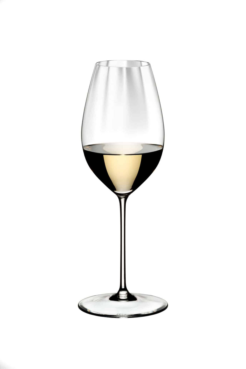 Ein klares Weißweinglas Riedel Performance Sauvignon Blanc aus dem 2er-Set mit Poliertuch, zur Hälfte mit Sauvignon Blanc gefüllt, vor einem schlichten weißen Hintergrund. Der Wein hat einen hellgoldenen Farbton und das Glas hat einen schlanken Stiel mit breiter Basis für Stabilität.