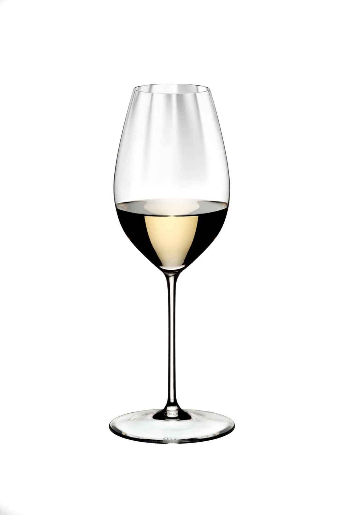 Ein klares Weißweinglas Riedel Performance Sauvignon Blanc aus dem 2er-Set mit Poliertuch, zur Hälfte mit Sauvignon Blanc gefüllt, vor einem schlichten weißen Hintergrund. Der Wein hat einen hellgoldenen Farbton und das Glas hat einen schlanken Stiel mit breiter Basis für Stabilität.