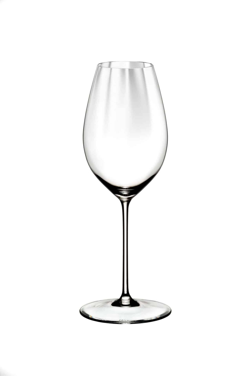 Ein klares, leeres Weißweinglas Riedel Performance Sauvignon Blanc aus dem 2er-Set mit Poliertuch, mit langem Stiel und breiter, geschwungener Schale, steht zentriert vor einem weißen Hintergrund. Das schlichte und elegante Design des Glases, perfekt zum Genießen von Sauvignon Blanc, wird durch die Einfachheit der Komposition hervorgehoben. Dieses Stück von Riedel Performance ist ein Beispiel für Raffinesse.