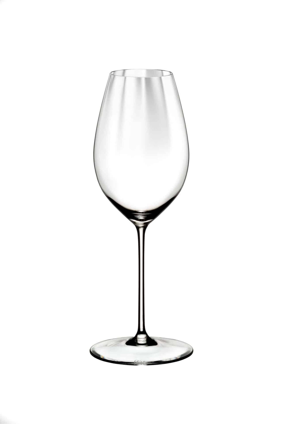 Ein klares, leeres Weißweinglas Riedel Performance Sauvignon Blanc aus dem 2er-Set mit Poliertuch, mit langem Stiel und breiter, geschwungener Schale, steht zentriert vor einem weißen Hintergrund. Das schlichte und elegante Design des Glases, perfekt zum Genießen von Sauvignon Blanc, wird durch die Einfachheit der Komposition hervorgehoben. Dieses Stück von Riedel Performance ist ein Beispiel für Raffinesse.